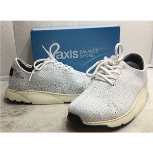 New Axis women’s clinically proven stabilized walking shoes. Sz 7  (value $202)